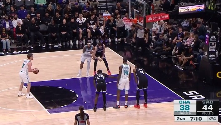 球速体育-什么叫顶级射手！克尼佩尔兜出来直接三分 德罗赞扑防不及送加罚